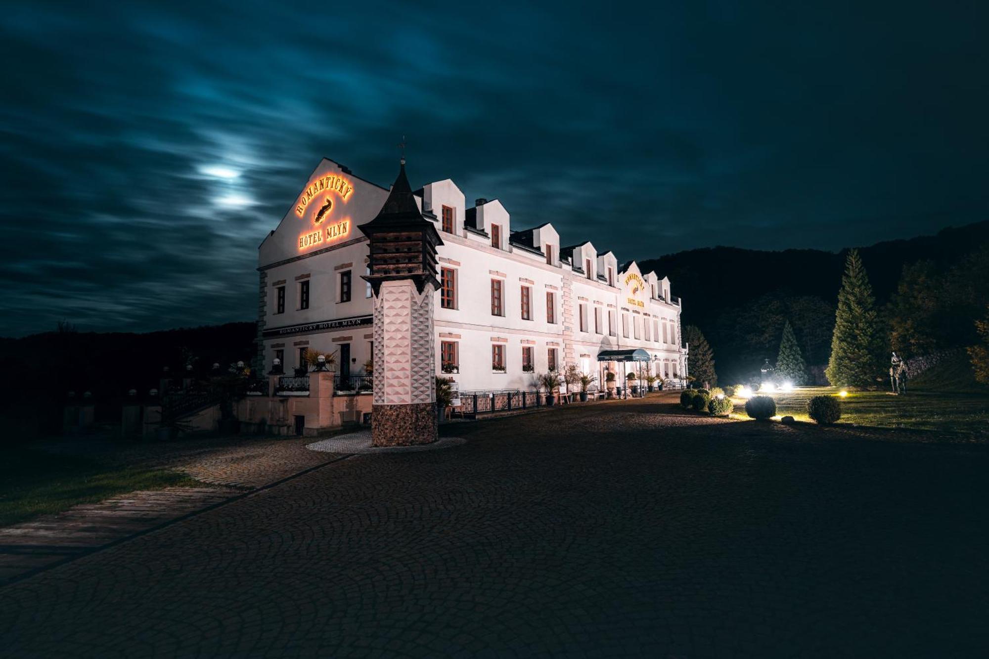 Romantic Hotel Mlyn Karlštejn Екстериор снимка