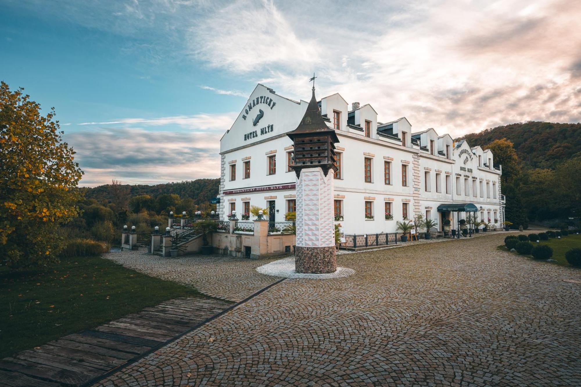 Romantic Hotel Mlyn Karlštejn Екстериор снимка