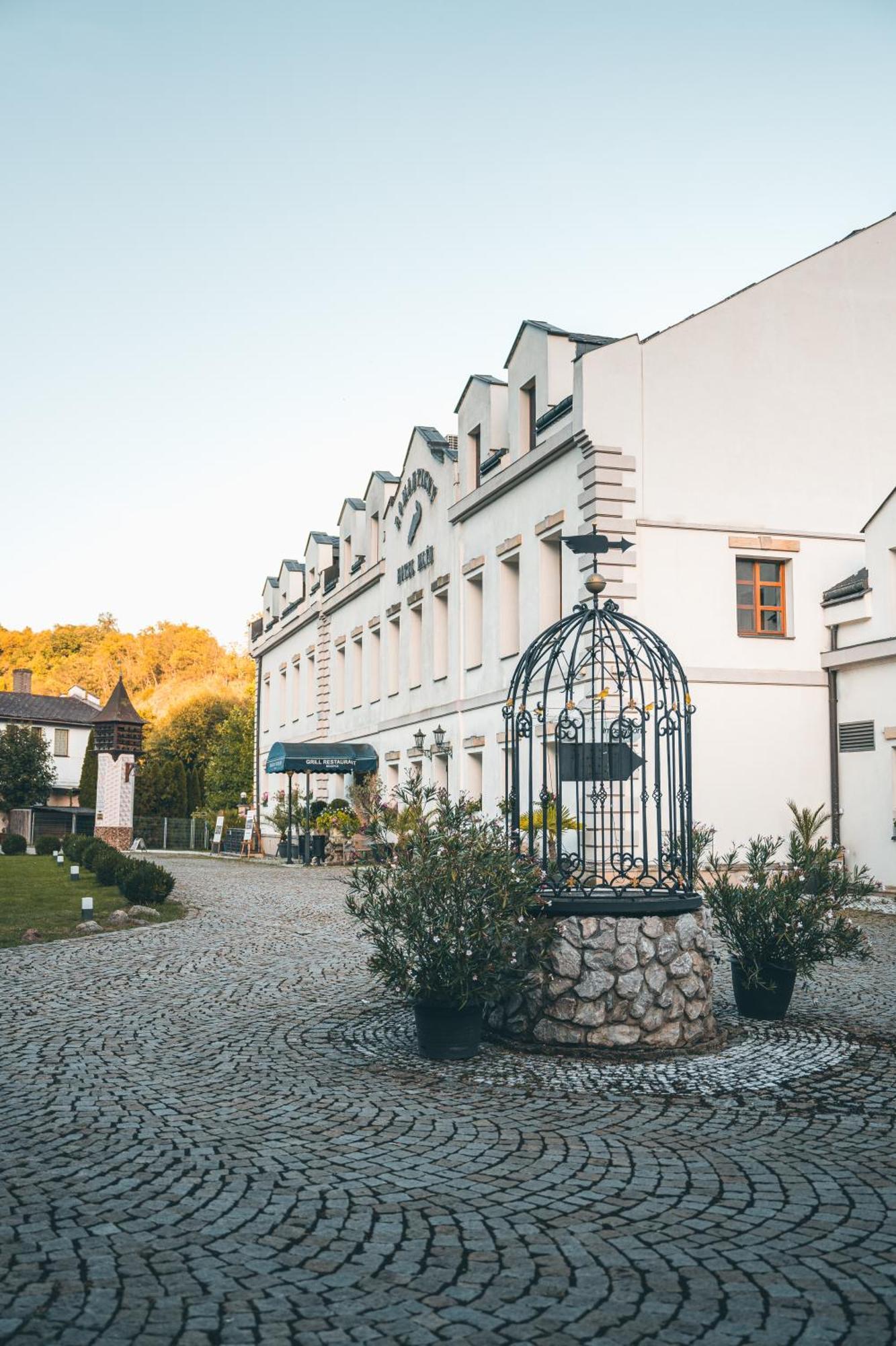 Romantic Hotel Mlyn Karlštejn Екстериор снимка