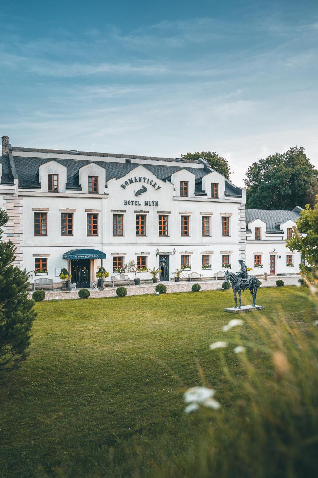 Romantic Hotel Mlyn Karlštejn Екстериор снимка