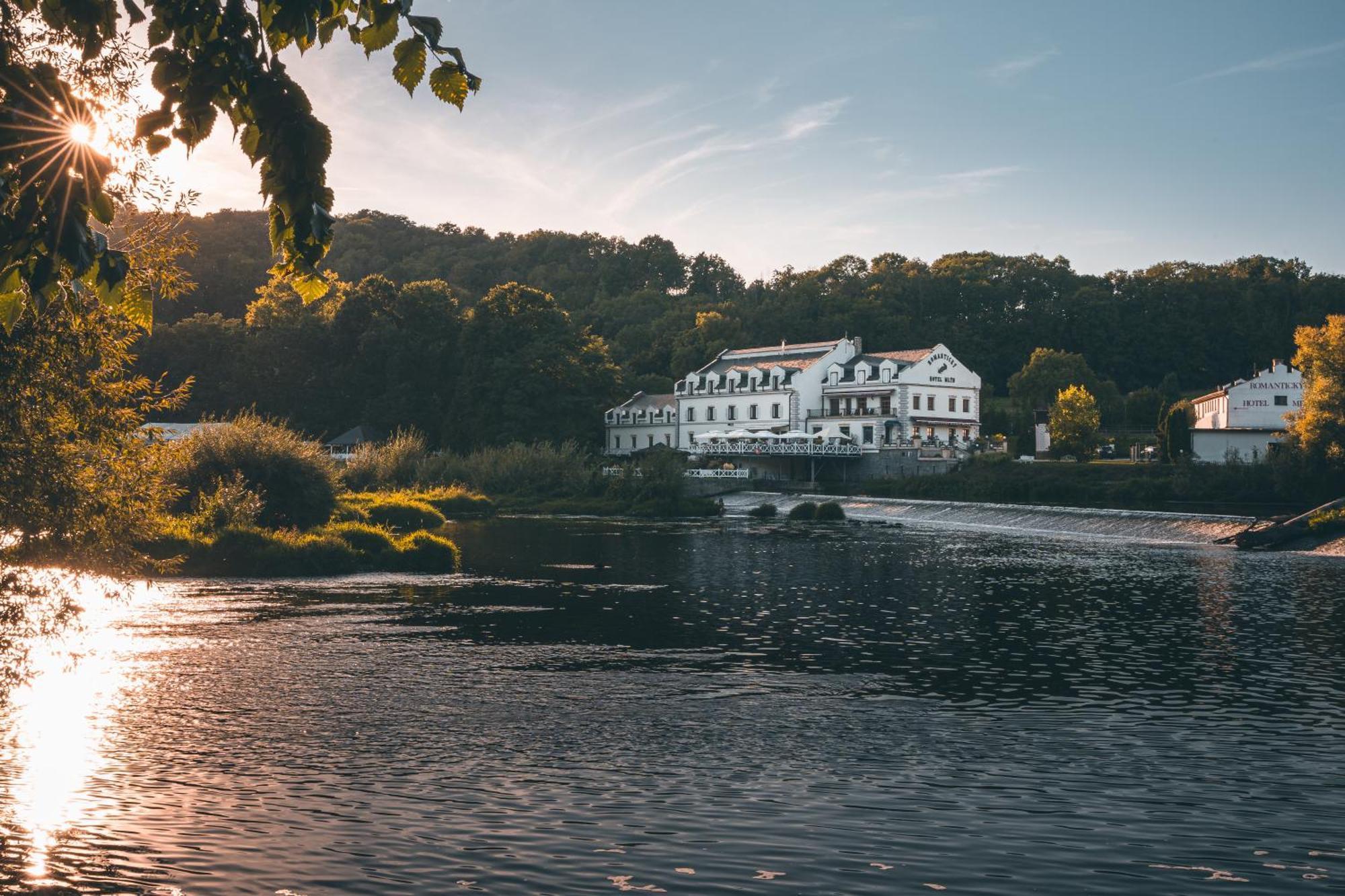 Romantic Hotel Mlyn Karlštejn Екстериор снимка