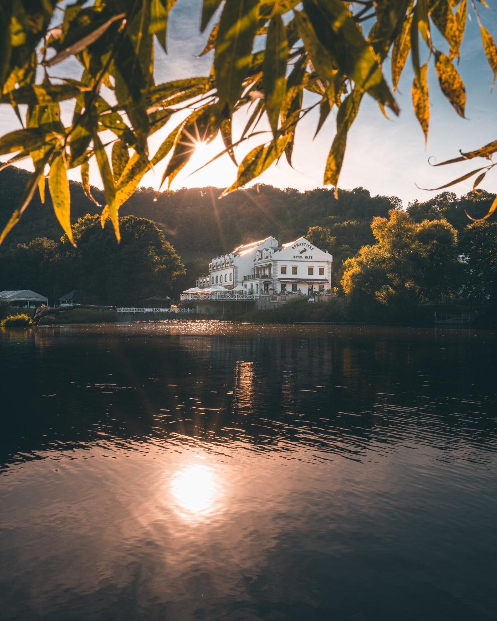 Romantic Hotel Mlyn Karlštejn Екстериор снимка