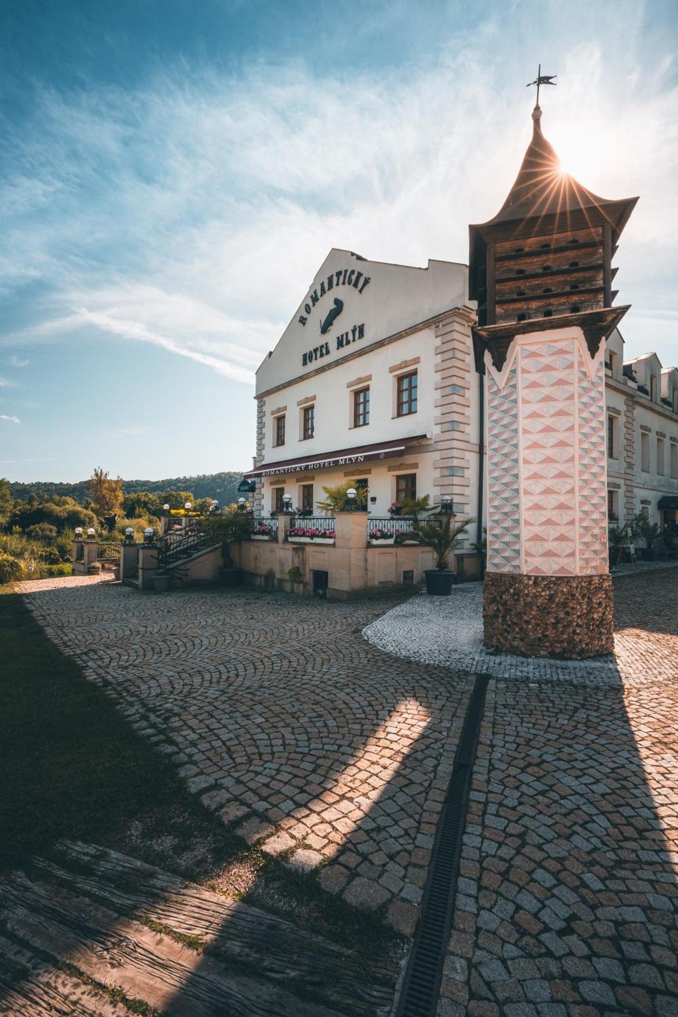 Romantic Hotel Mlyn Karlštejn Екстериор снимка