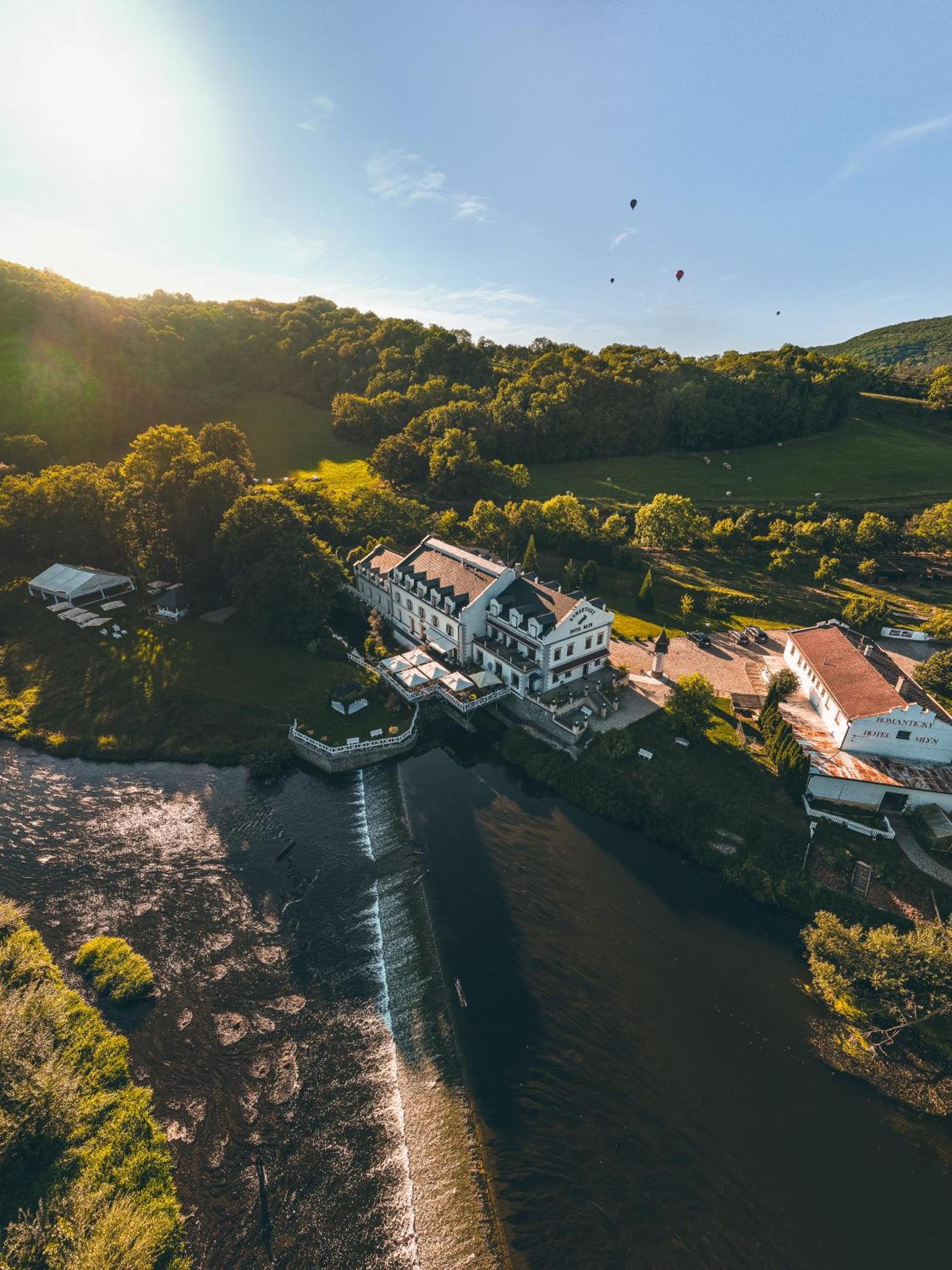 Romantic Hotel Mlyn Karlštejn Екстериор снимка