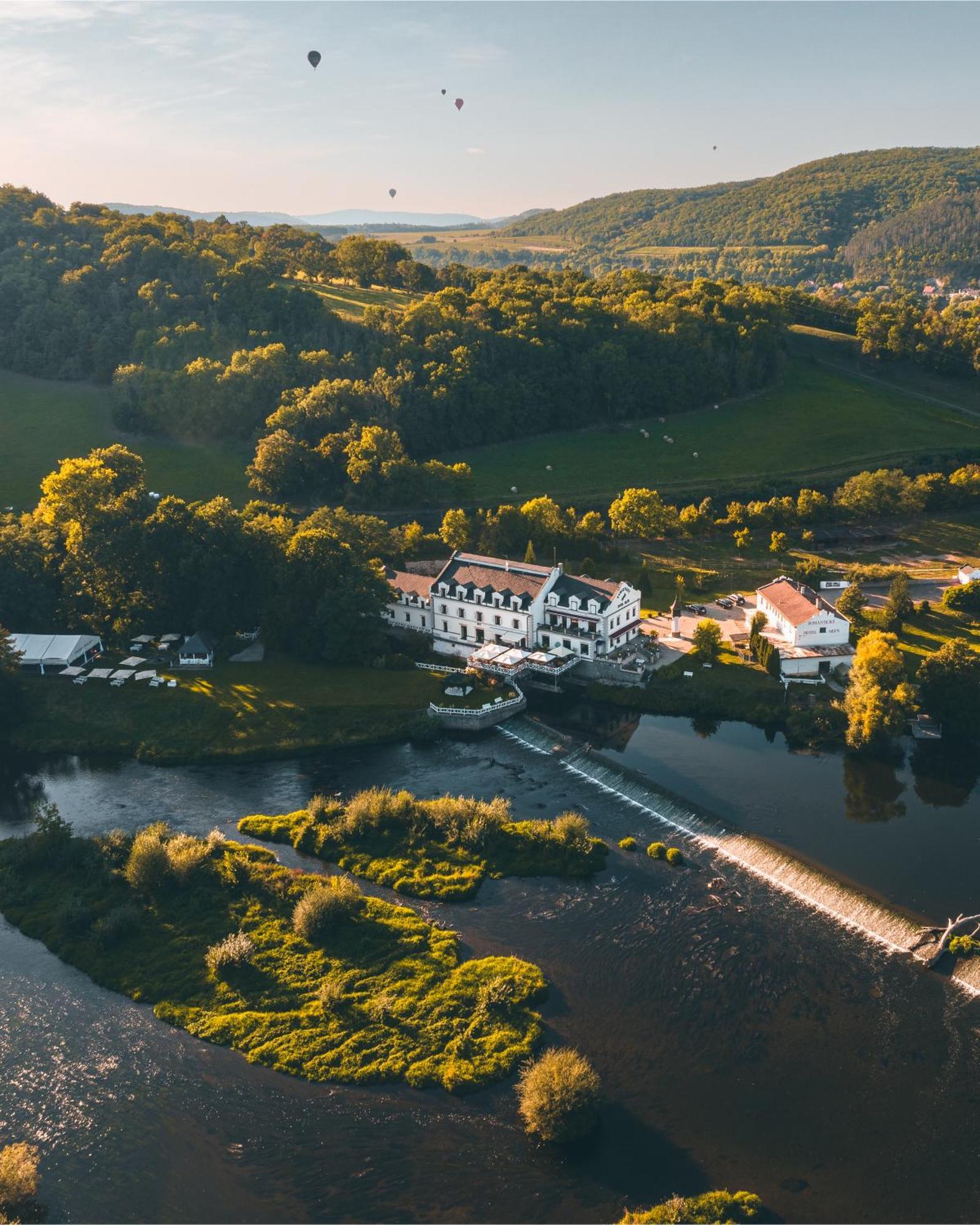 Romantic Hotel Mlyn Karlštejn Екстериор снимка