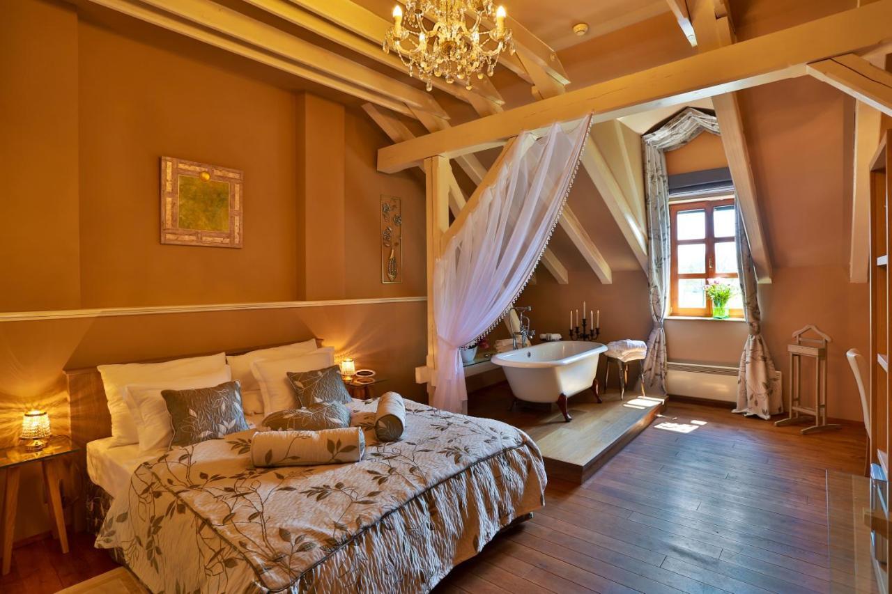 Romantic Hotel Mlyn Karlštejn Екстериор снимка